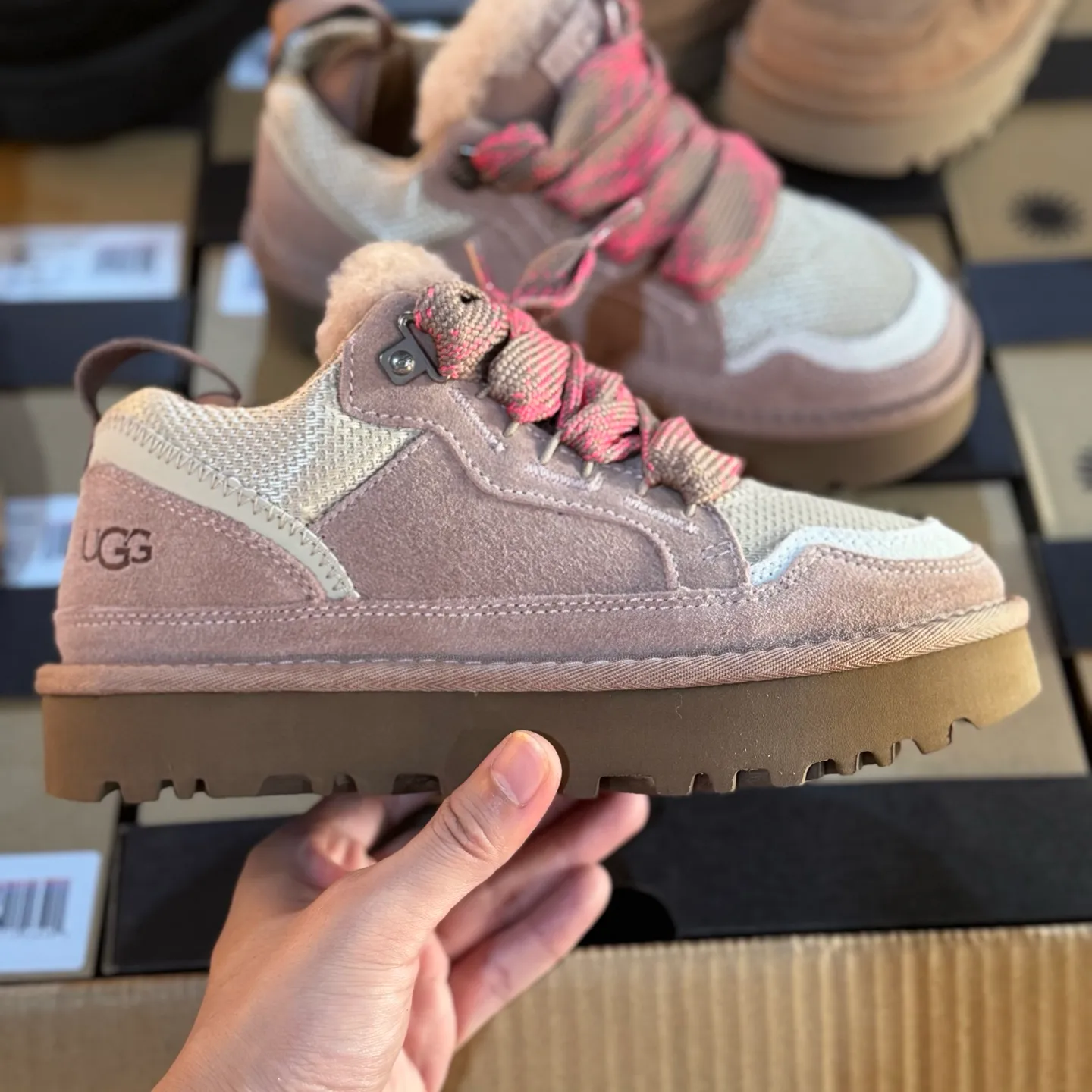 Local 💰600 OEM grade 4032 Mel series, top workmanship, super stable version ✔️ Good looks and texture, suede leather + low-key logo show retro, classic two-color shoelaces can be worn as two shoes ✔️ So comfortable that you want to weld your feet, ultra-light material + 5cm thick sole, increase height without tiring the feet, wool insoles are warm and breathable, no pressure for commuting and shopping all day long ✔️ I love the details: wide shoelaces for photos. Sizes 34-40 are suitable for a variety of foot types. Slight stains can be wiped clean with a damp cloth. The loose feeling in early autumn is all due to it. You can close your eyes and avoid stepping on thunder! 👟
